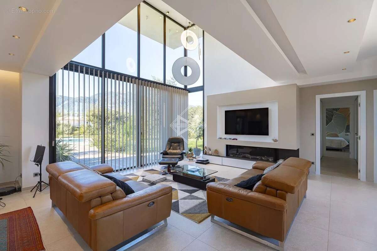 Maison à ROQUEFORT-LES-PINS