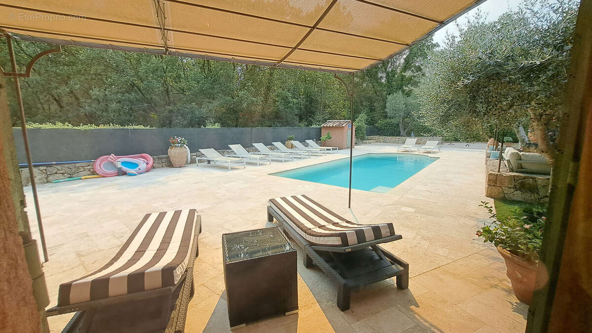 Très belle villa, 240m2 de plain pied au calme. - photo 17