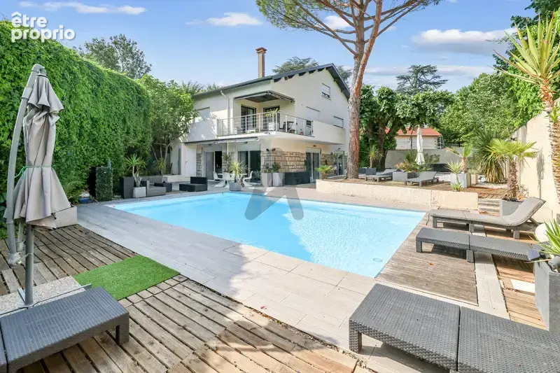 Champagne au Mont d’Or : maison familiale de 208 m2, 5 chambres, piscine, jardin paysager et terrasses. - photo 2