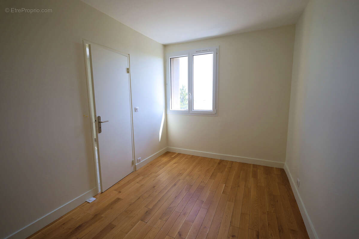 LE PLESSIS-ROBINSON - Appartement 4 pièces - 73,98 m2 Carrez - Lumineux, entièrement rénové, sans vis-à-vis. - photo 6