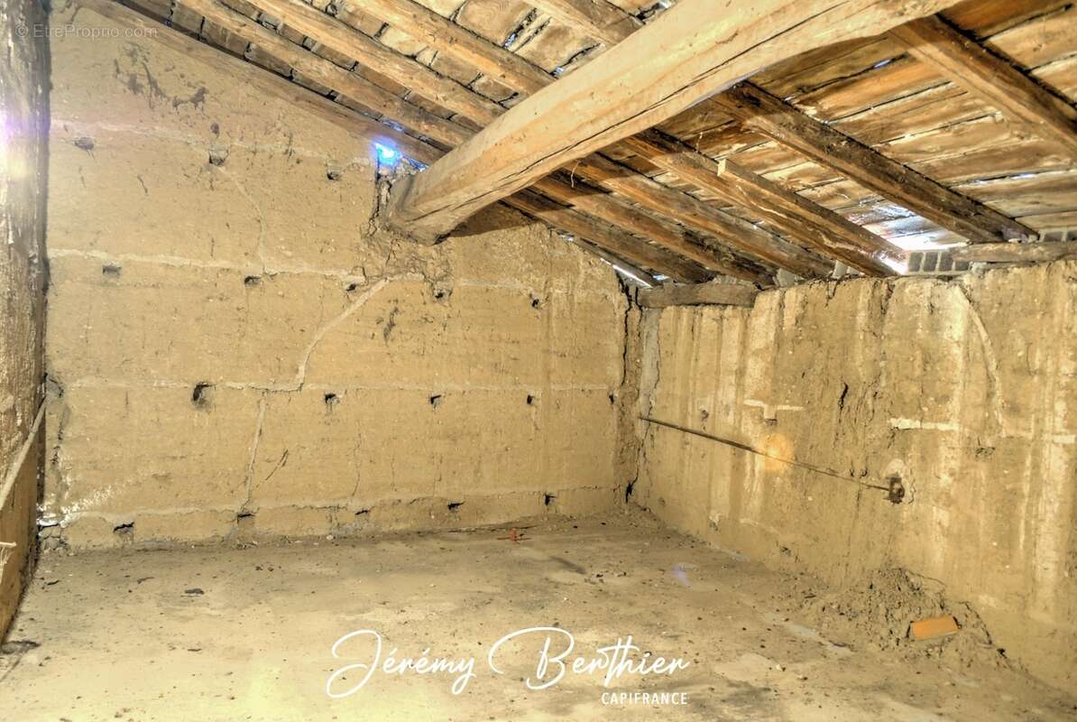 GENAY (69) - Grange de 140 m² - 4 pièces - 434 m² de terrain - Fort potentiel - photo 18