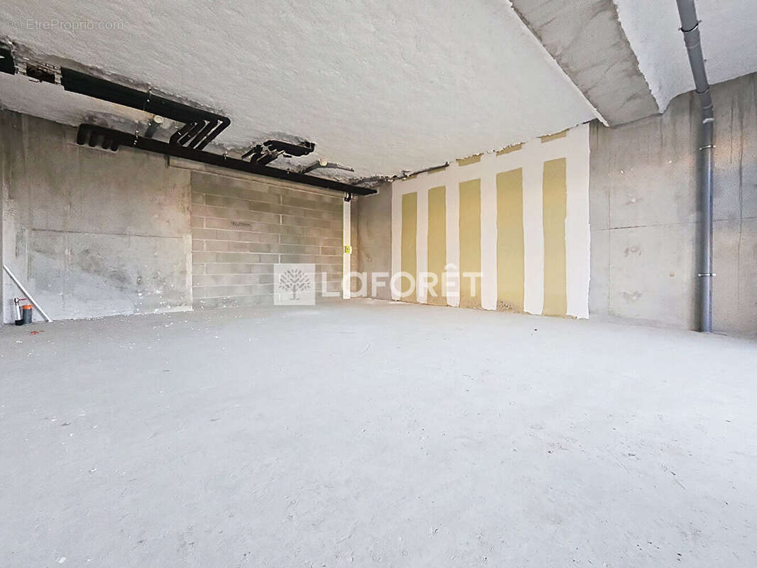 Local commercial ou professionnel 62 m² - AVRILLE - photo 2