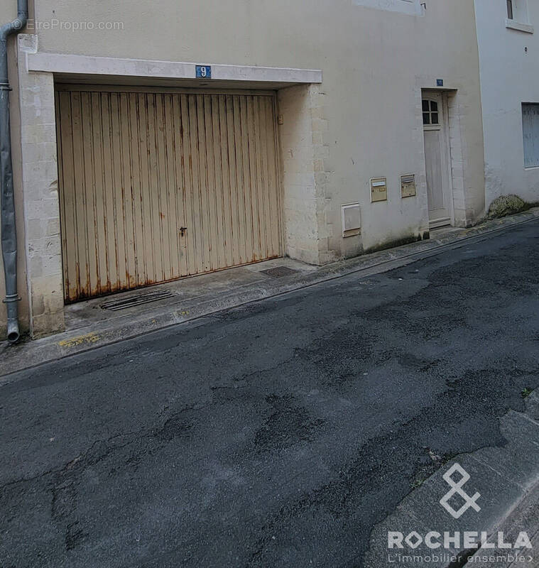 Parking à SAINT-JEAN-D&#039;ANGELY