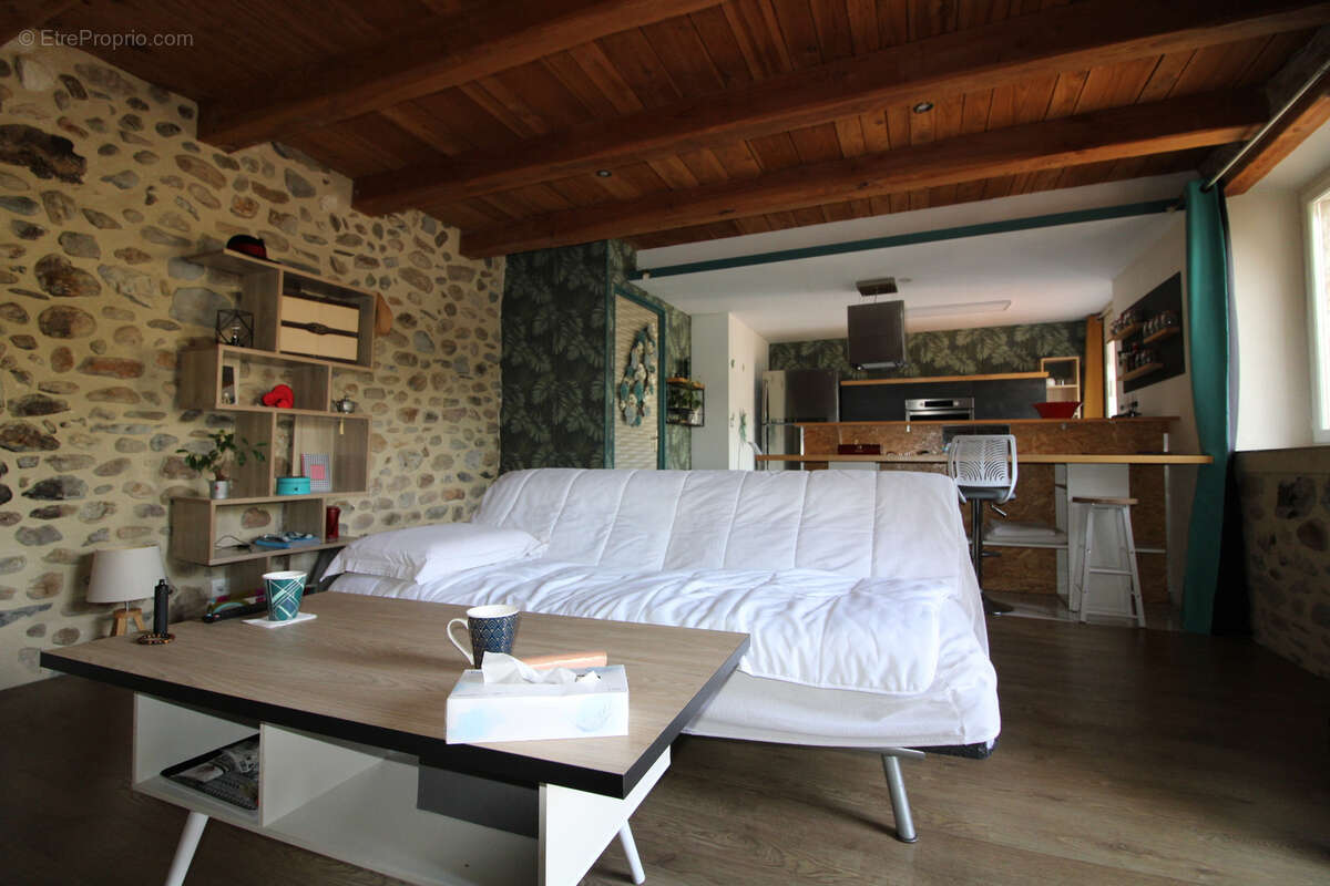 Maison à MEYRANNES