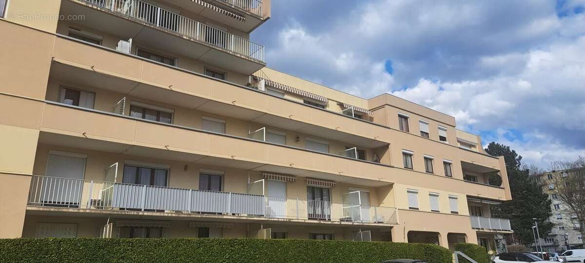 Parking à LE PONT-DE-CLAIX