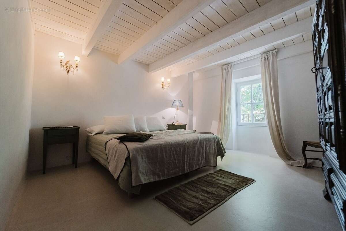 Maison 400 m² à Uzes  - photo 8
