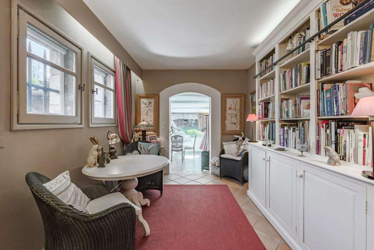 Maison à CHATEAUNEUF-GRASSE