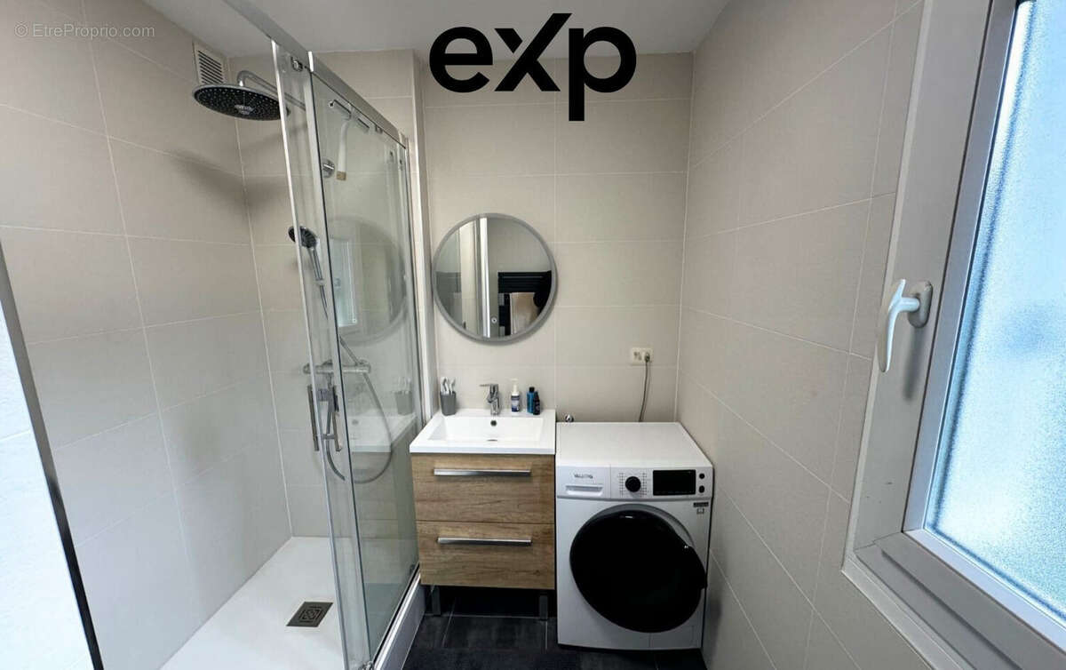 Salle d'eau douche à l'italienne - Appartement à VILLEFONTAINE