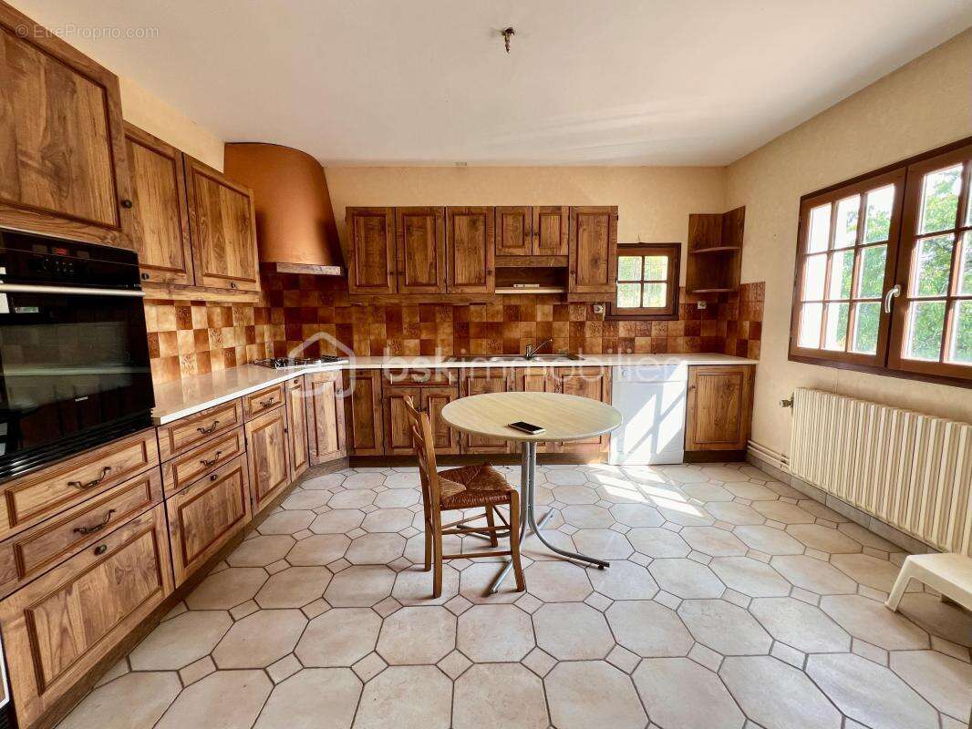 Jolie maison de plus de 213 m2, 6 chambres, jardin de 1500 m2! - photo 4