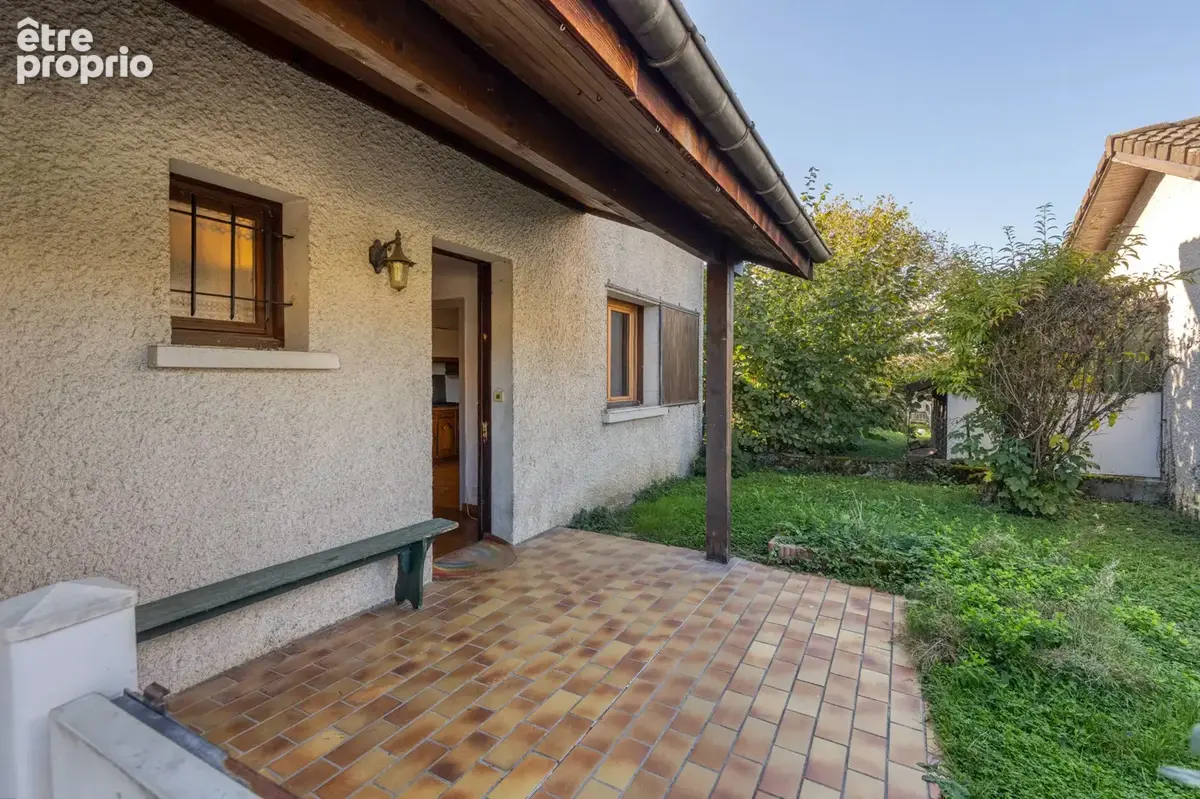 LE VERSOUD - Maison mitoyenne de 96 m2 habitables à rénover avec garage, sur terrain de 430 m2 - photo 2