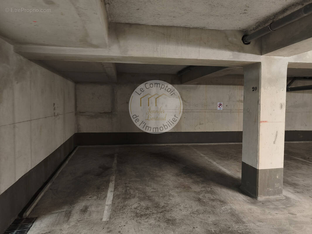 Parking à MARSEILLE-9E