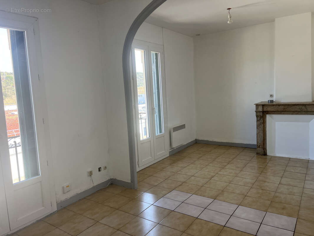 Appartement à REYNES