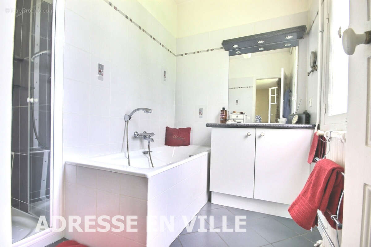 Belle Meulière de 8 pièces avec sous-sol et jardin - photo 13