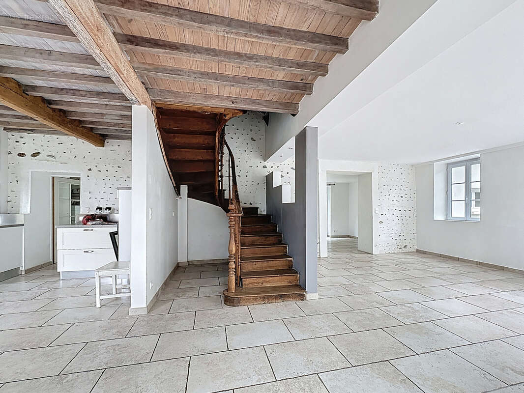 Maison à MOMAS