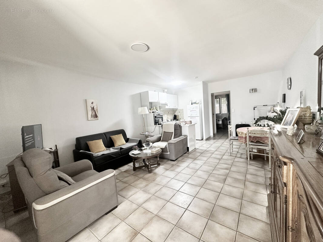 Appartement à SENAS