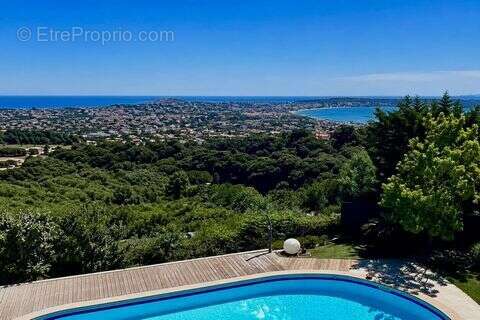 Maison 280 m² à Antibes  - photo 2
