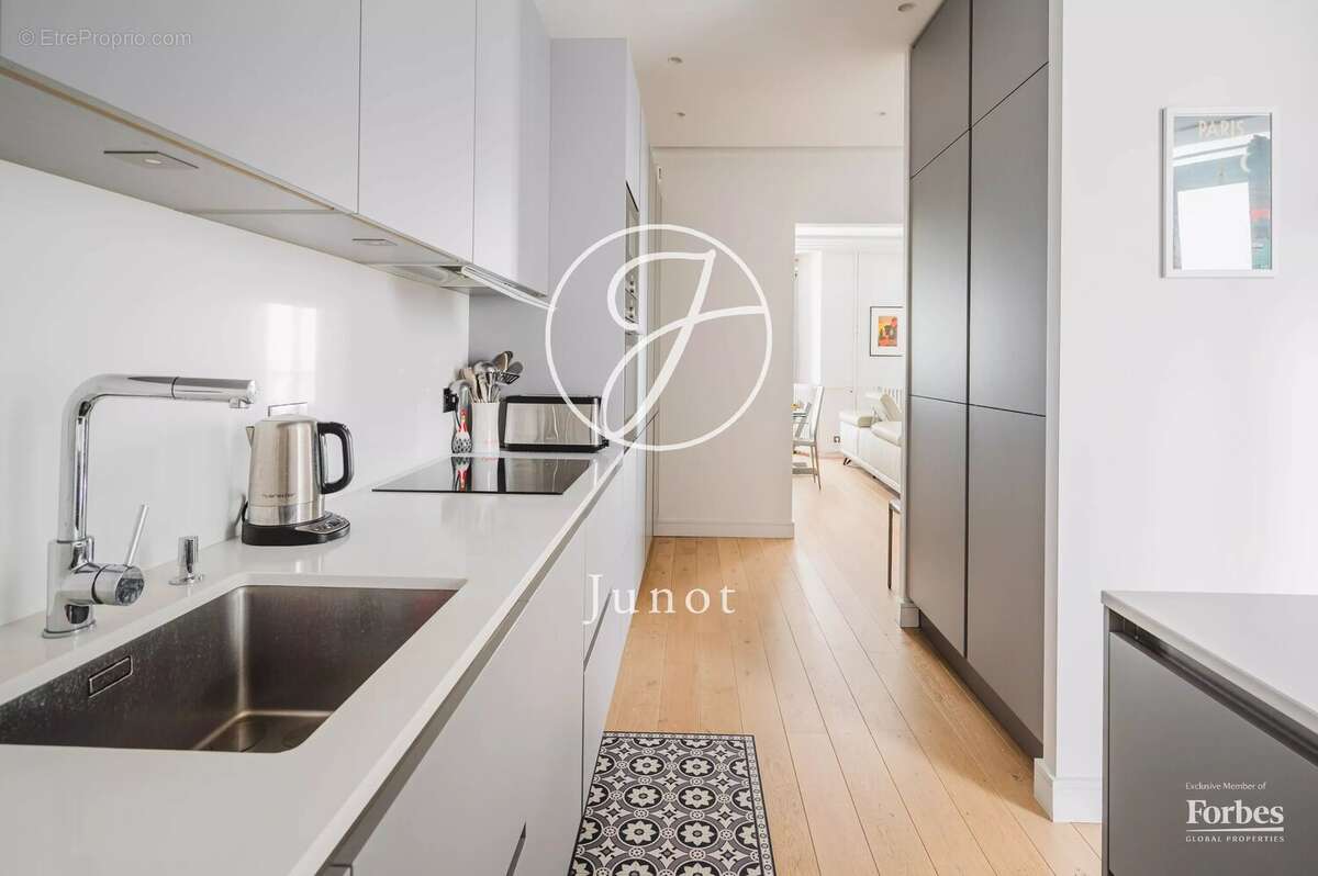 Appartement à PARIS-16E