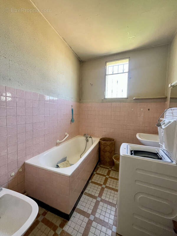 Maison ancienne, trois chambres, garage à rafraichir - photo 10