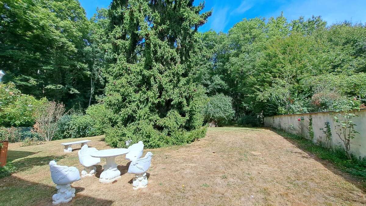 Maison à LE MESNIL-SAINT-DENIS