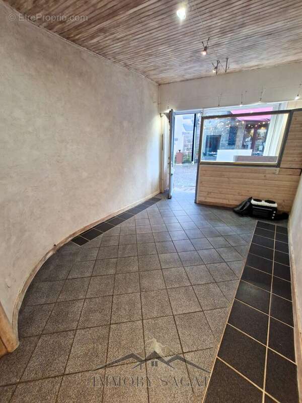 Vitrine sur rue commerçante - Appartement à BESSE-ET-SAINT-ANASTAISE