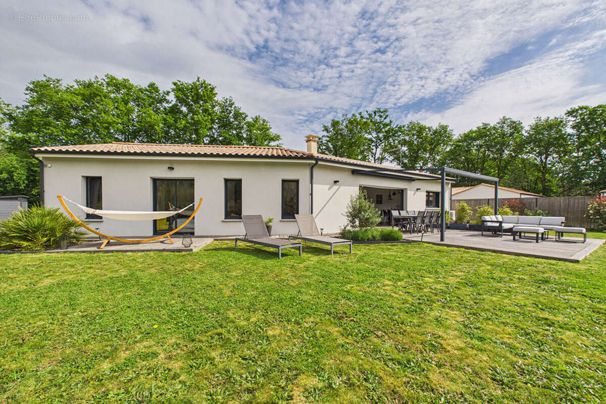 Maison Contemporaine de 2018 - 126 m² - 1325 m² de terrain - Bourg Sous la Roche - photo 5