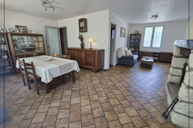 Charmante maison de plain-pied de 100m² à rafraîchir, située sur un terrain de 2500 m² - photo 3