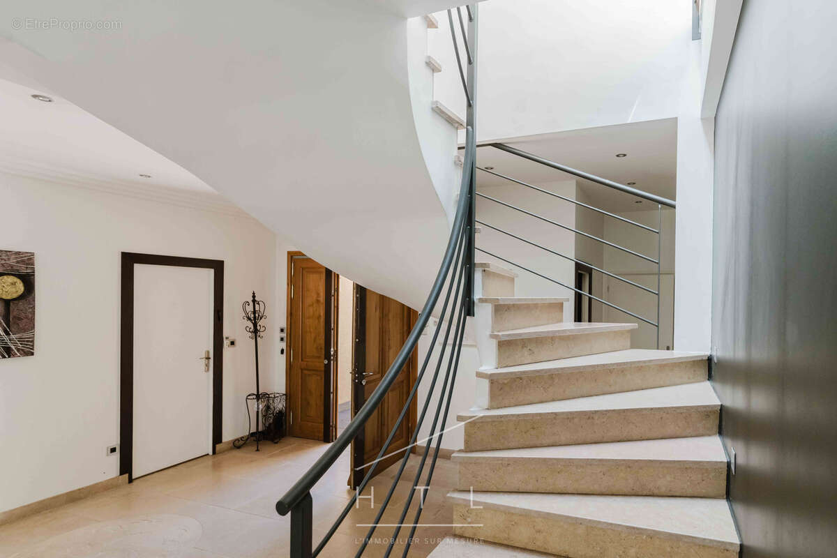 Maison contemporaine de 420 m2 avec piscine à Écully - photo 13