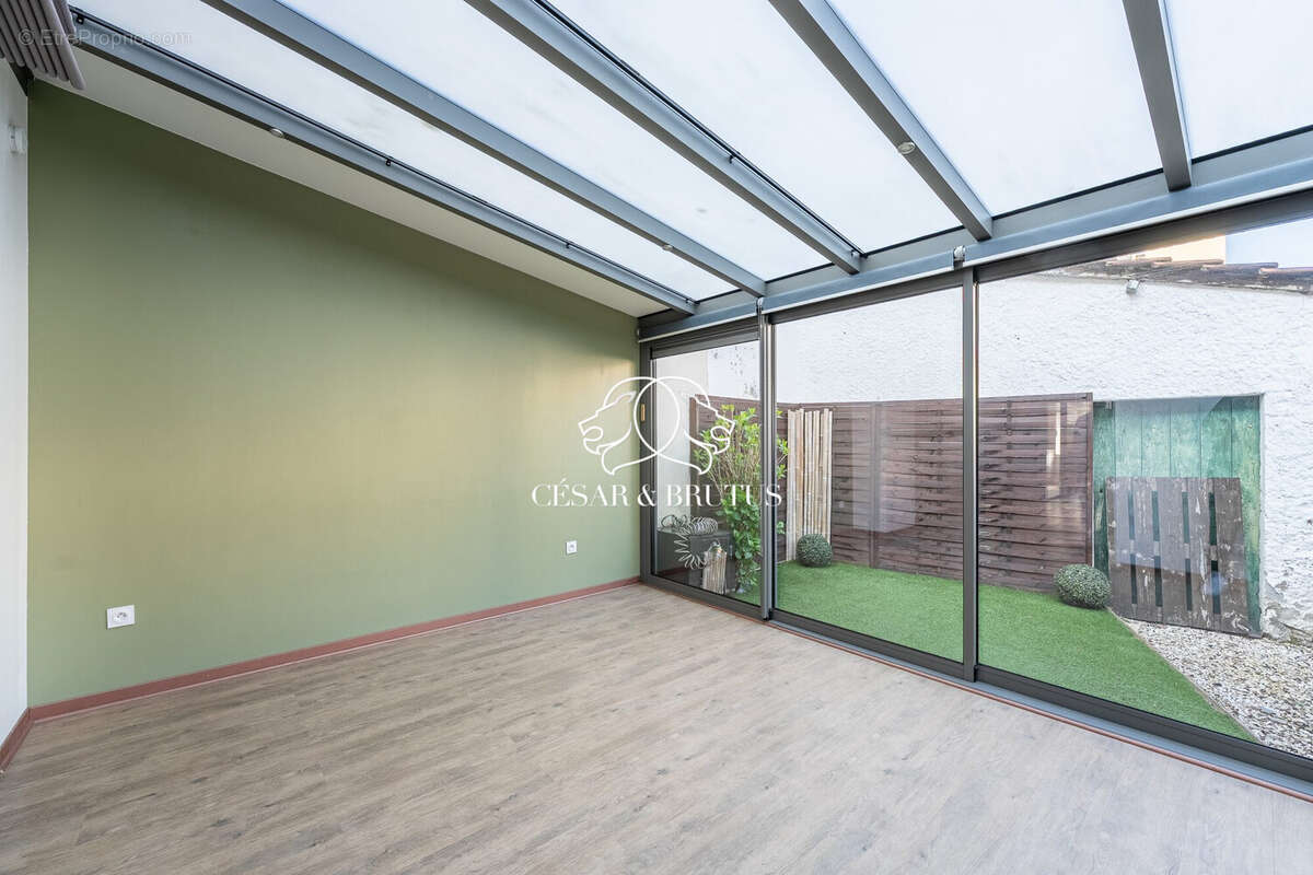 Appartement à LA TOUR-DE-SALVAGNY