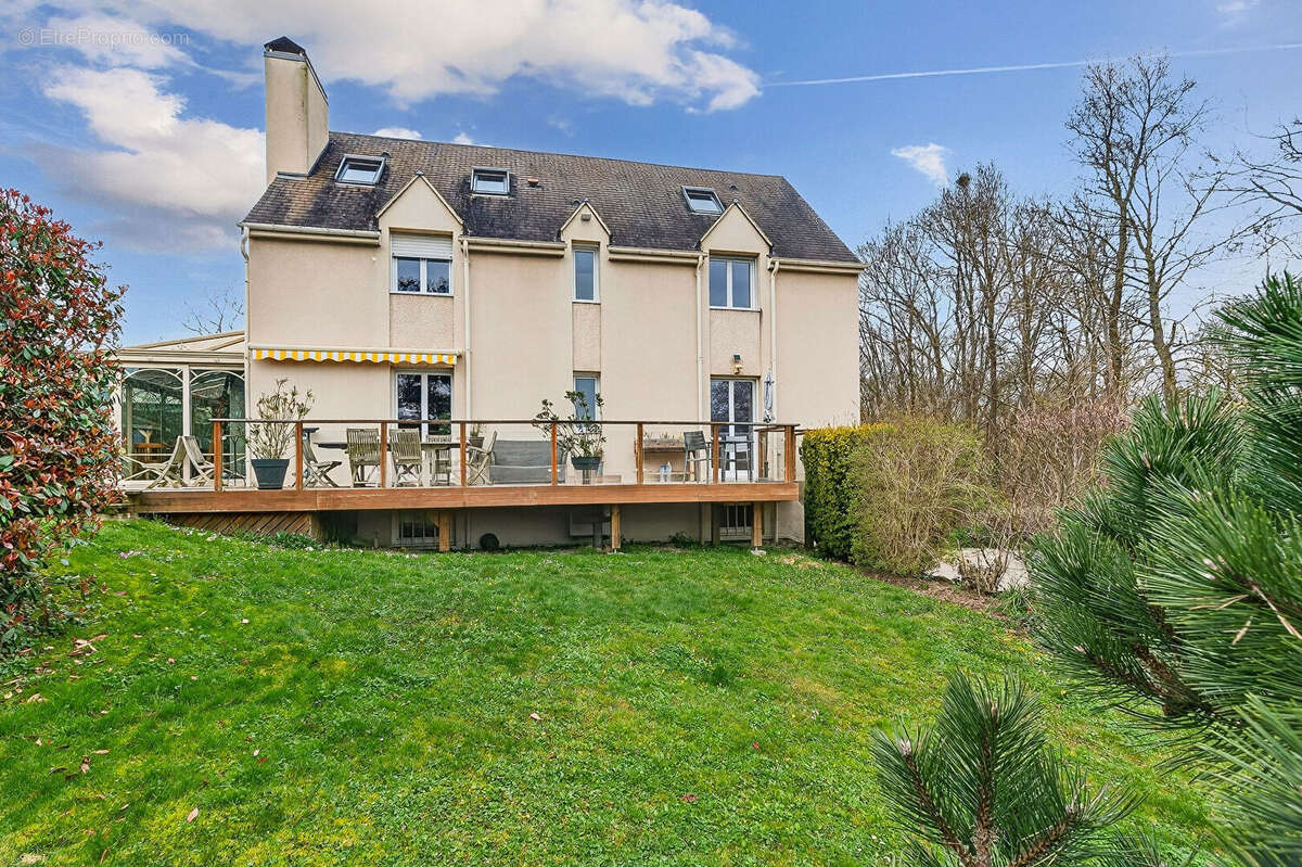 LES LOGES-EN-JOSAS - BELLE MAISON  200M2 sur un terrain arobiré de 1223m2 - photo 8
