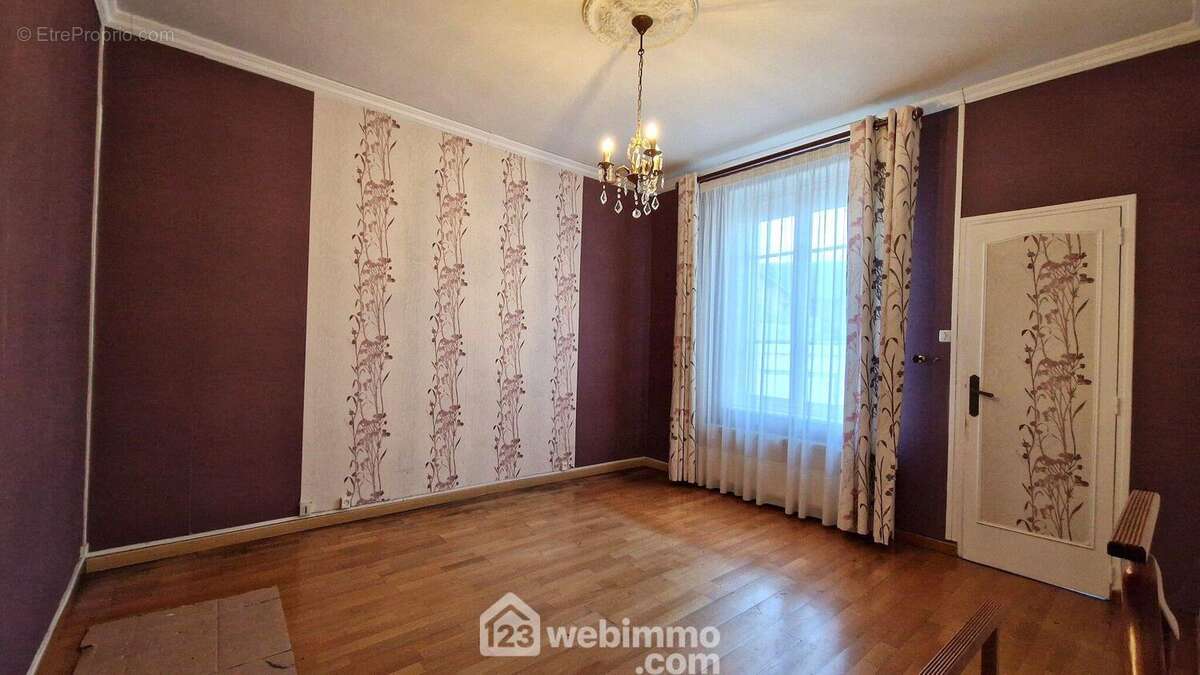 Une chambre de 14 m², le sol est en parquet - Maison à LAON