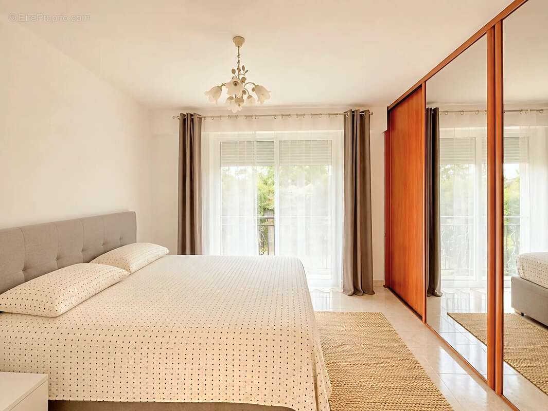 Villa de luxe à vendre à Mougins – 198 m²  5 chambres  Piscine  Deux T2 indépendants - photo 5