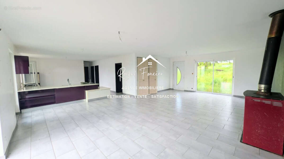 Séjour avec insert à bois - Maison à LESIGNY