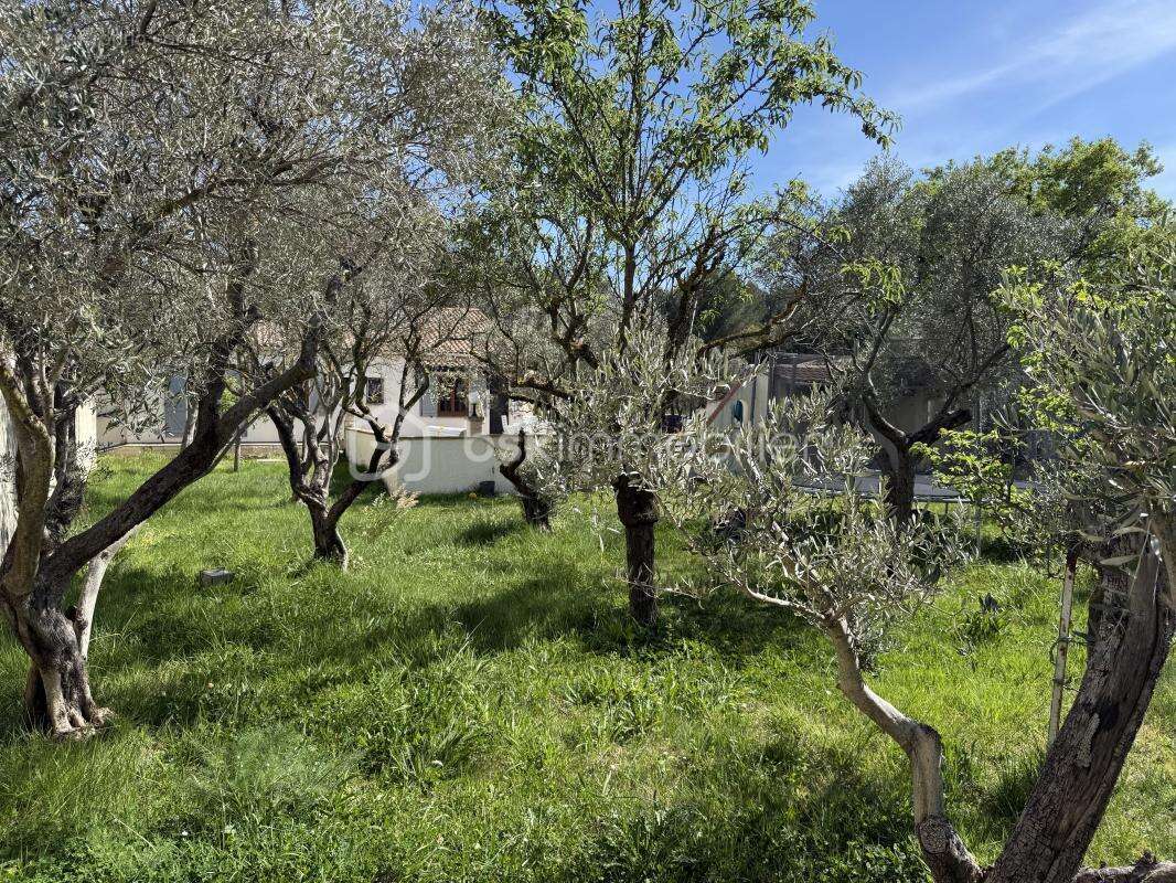 Propriété d'Exception - Quartier Résidentiel de PÉLISSANNE (DEPT13) - Villa Type 8 - 170 m2 - Terrain Arboré,Sécurisé - 1500M2 - - photo 4