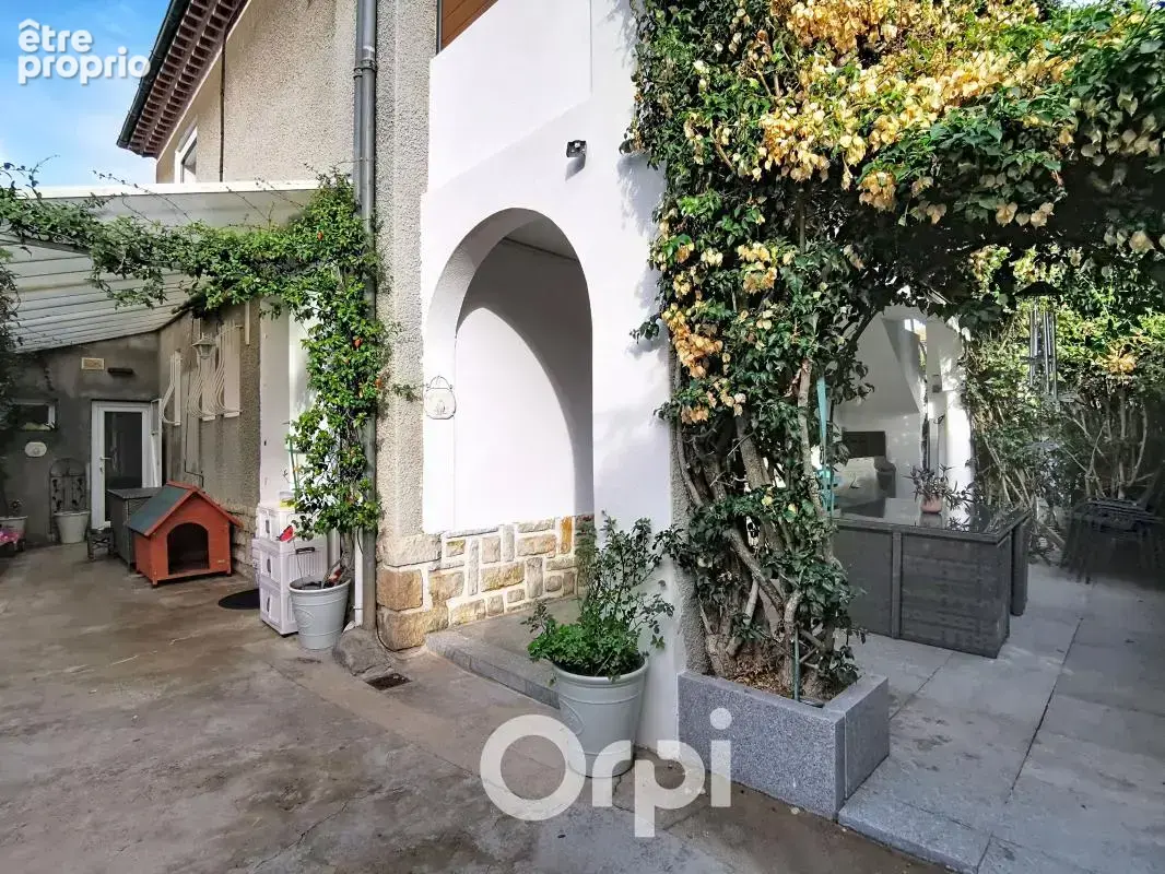 À Vendre Maison indépendante rénovée – 3 logements – Garage, piscine et stationnements – Toulon Ouest les Routes - photo 3