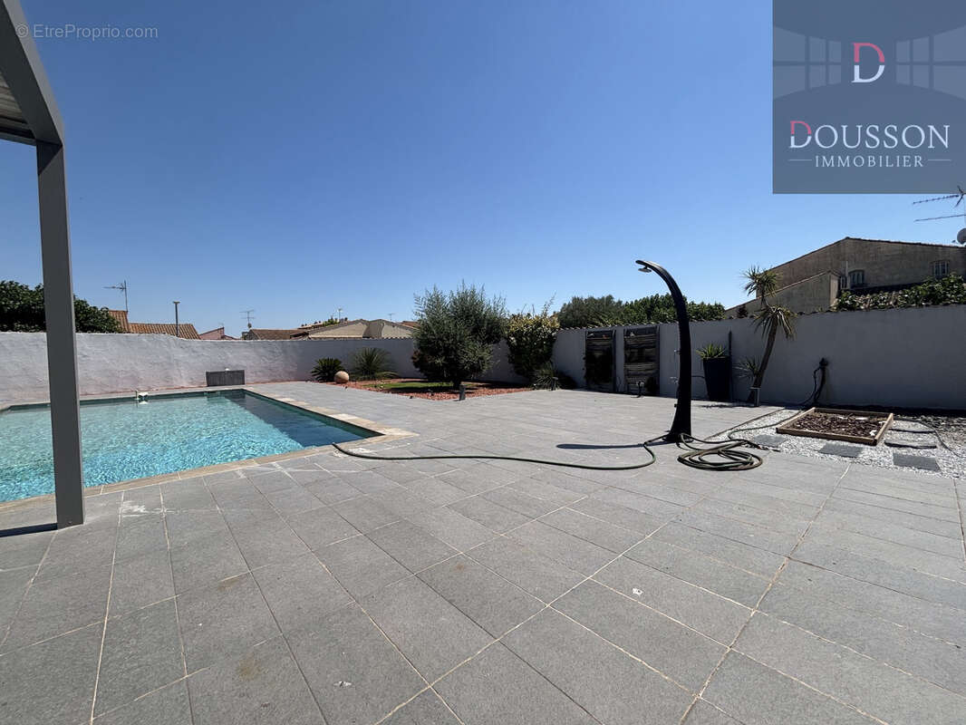 Villa de prestige de 220 m2 avec piscine, vaste garage et prestations haut de gamme à Aigues-Mortes - photo 20