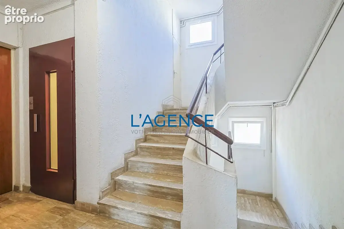 Hyeres centre appartement t2 40m2 avec cave - photo 9