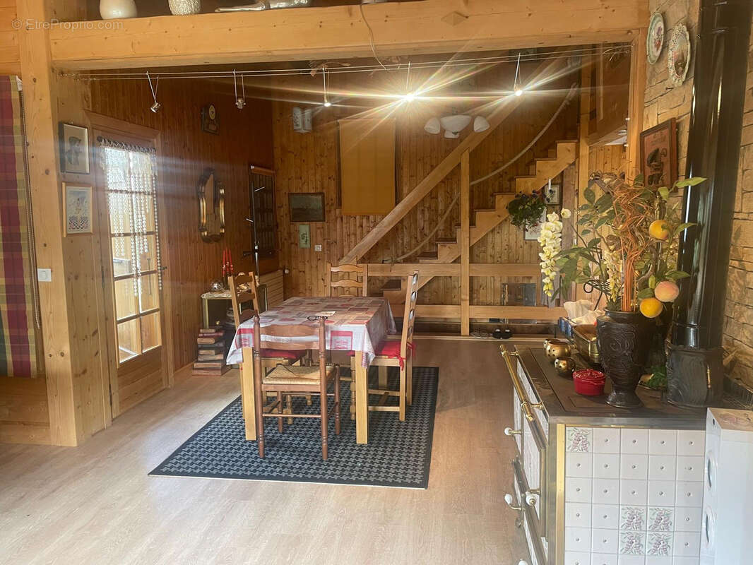 Maison à DEMI-QUARTIER