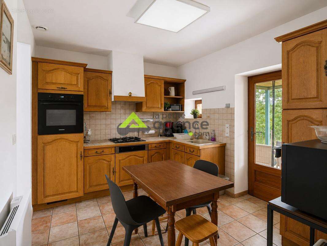 Maison de caractère rénovée avec piscine, sauna et potentiel - photo 5