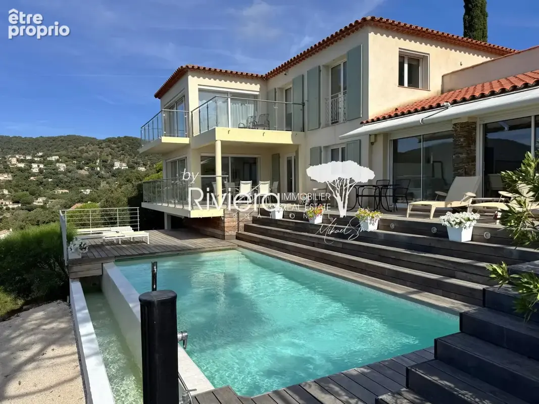 Propriété entièrement rénovée avec piscine et vue mer ! - photo 2