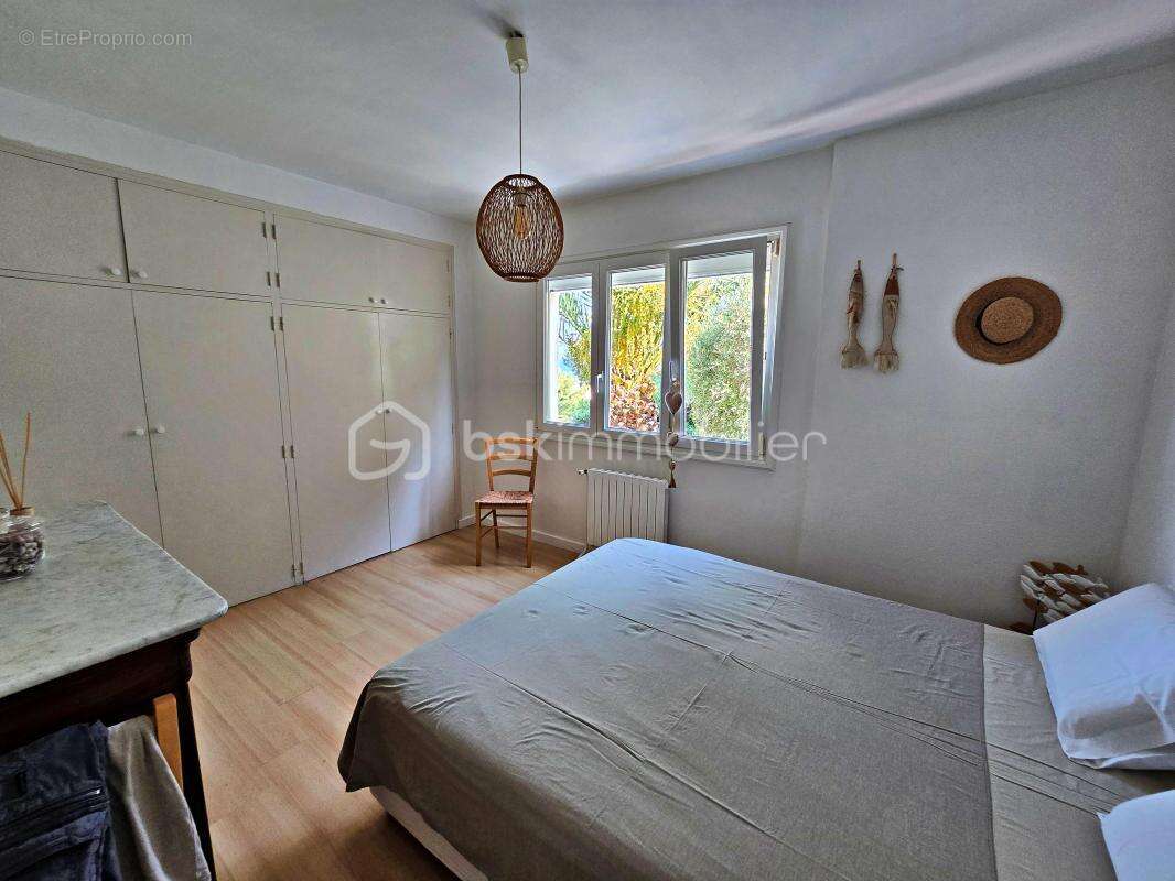 À 2 minutes à pied du port – Vue mer – Propriété de caractère 186 m² – 3 logements – Piscine - photo 14