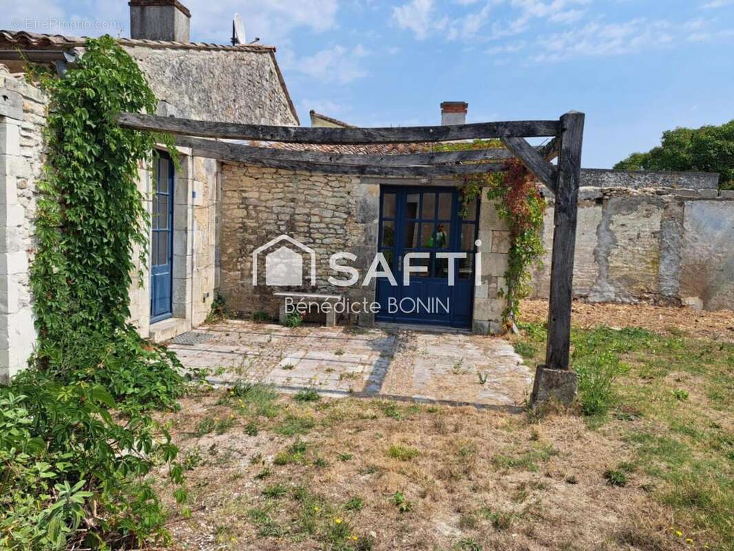 Photo 2 - Maison à CHAILLEVETTE