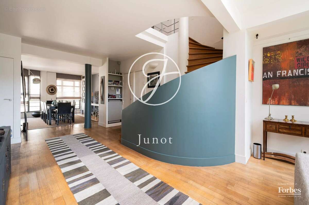 Appartement à PARIS-16E