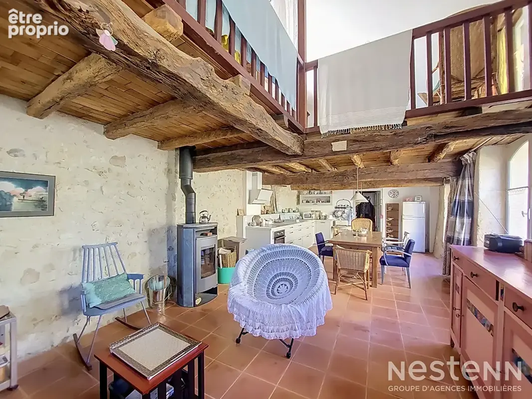 A Vendre Maison en pierre de 171 m² avec jardin arboré au coeur du village de Mouchan. - photo 2