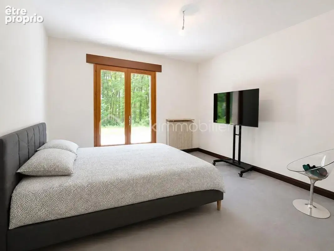 Une demeure de charme aux volumes rares, nichée dans un écrin de verdure de 7 300 m², 9 chambres, deux salles d'eau, une salle d - photo 15
