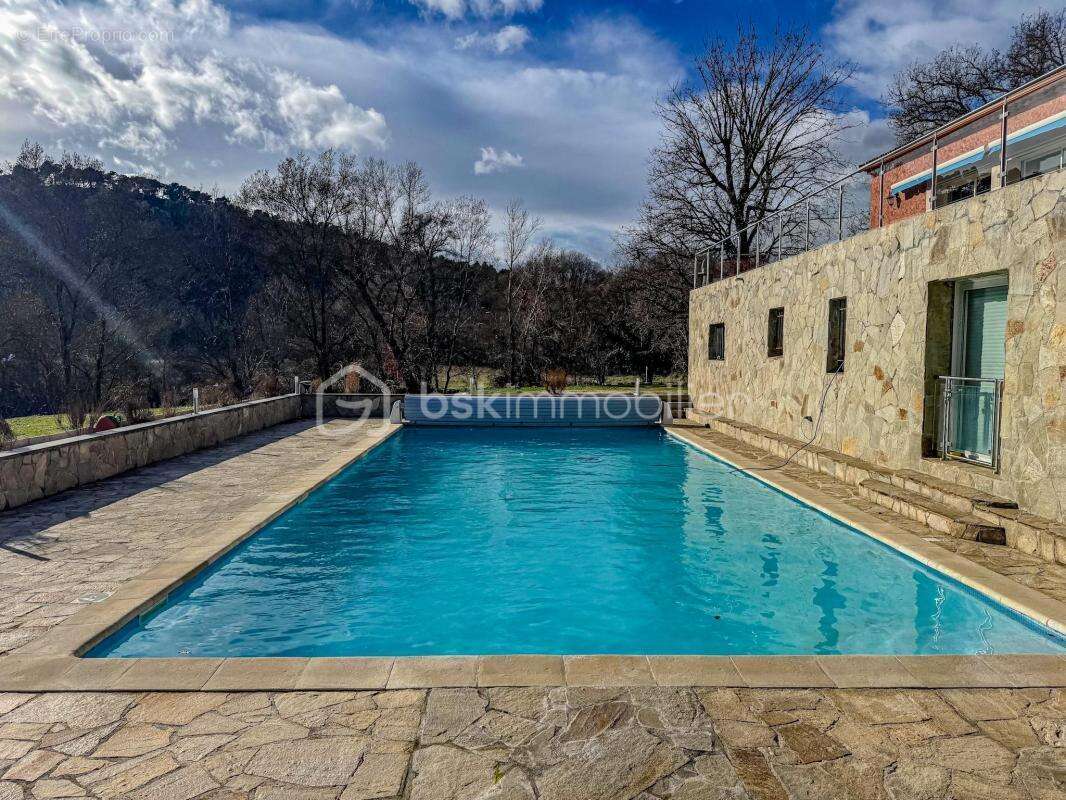 À chateauvert (83670) propriété d’exception de 570 m² avec deux appartements indépendants, piscine, grand terrain et accès à la  - photo 4