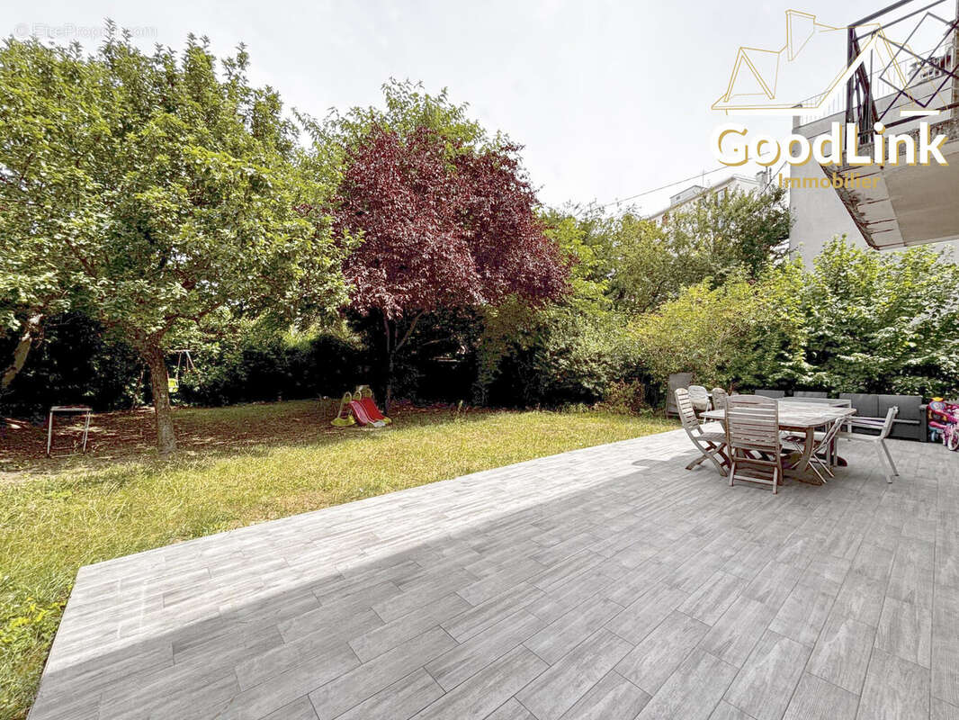 Maison 200 m² à Romainville  - photo 2