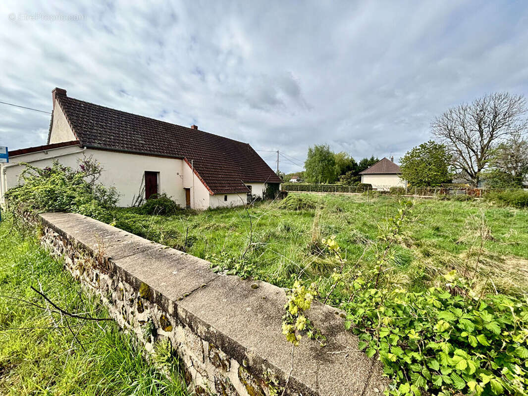 Maison à DURDAT-LAREQUILLE
