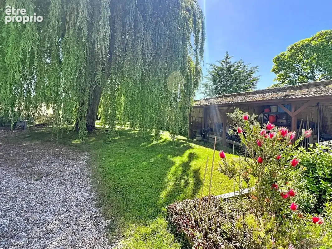 Maison de village avec jardin - 223m2 au cœur du village de Fareins - photo 14