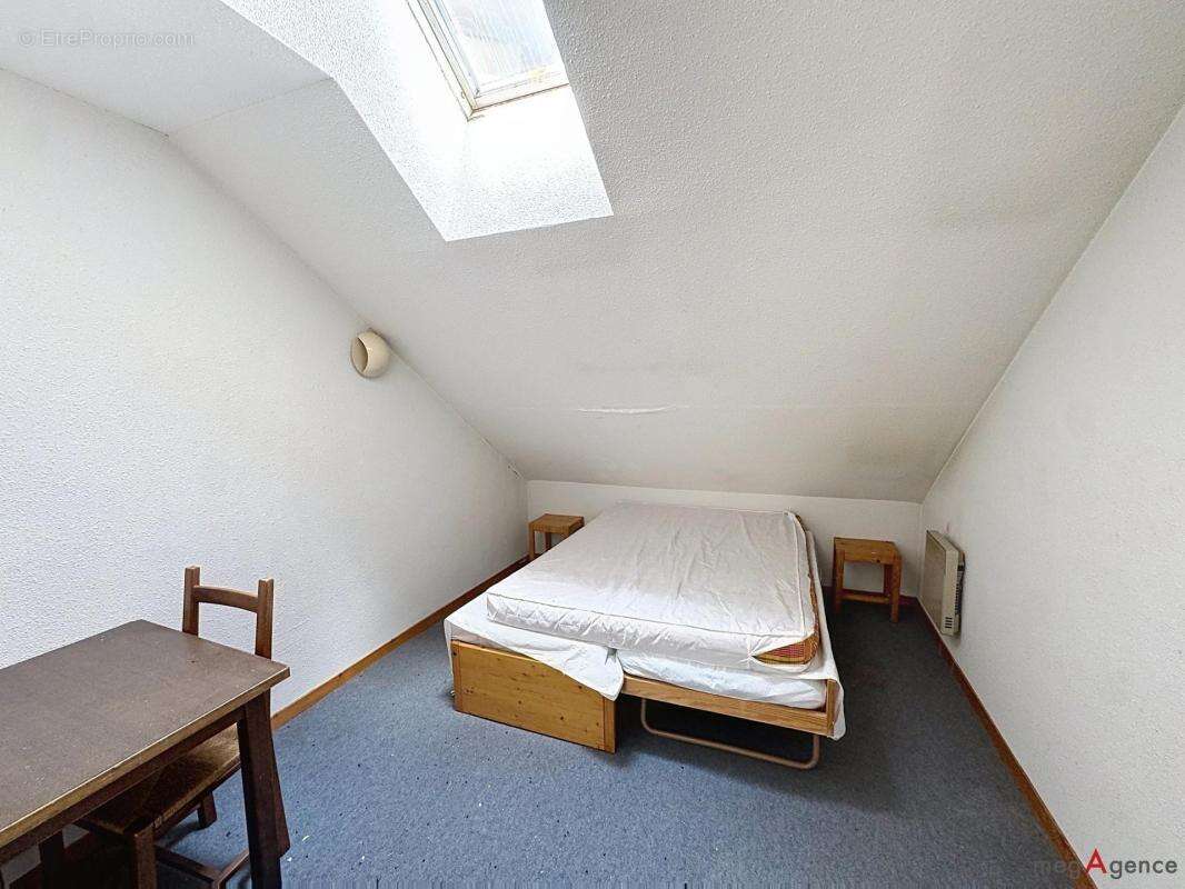 Dernier étage, logement à rénover - photo 3