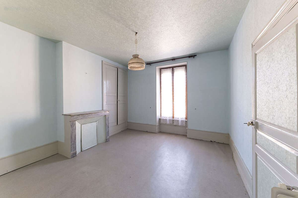 Maison à LE BREUIL-SUR-COUZE